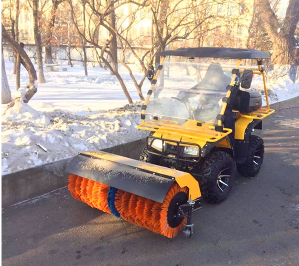 大学校园驾驶扫雪机